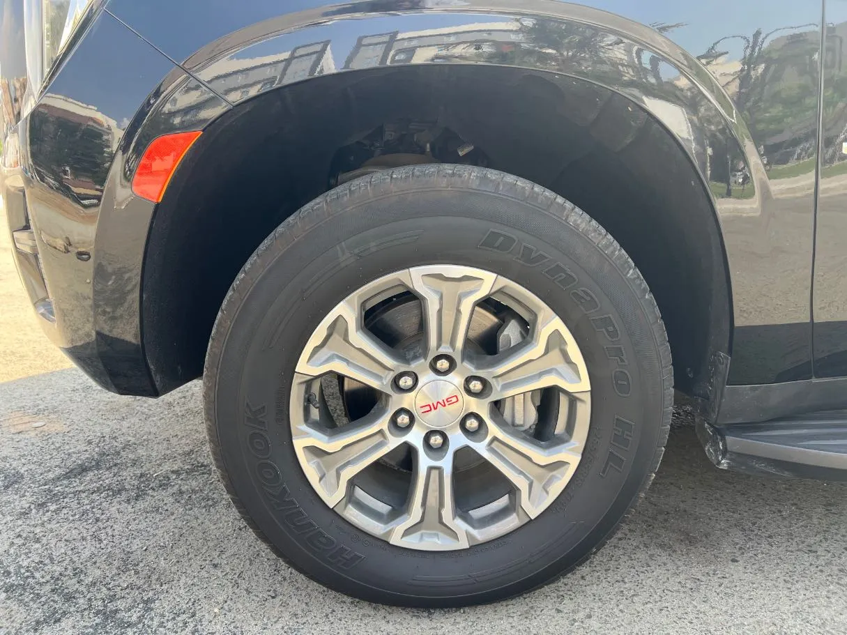 Car image 9