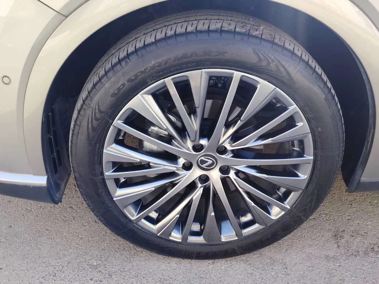 Car image 10