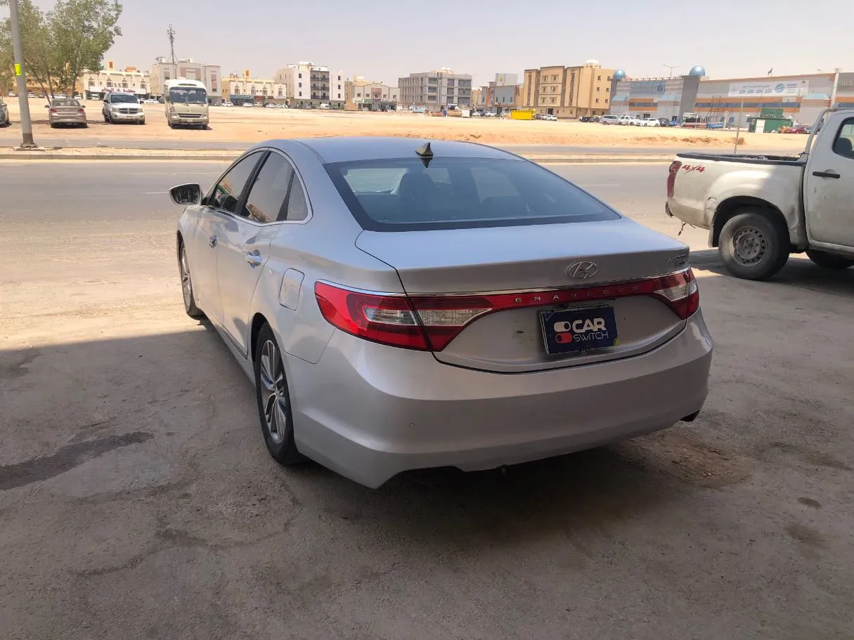 Car image 7