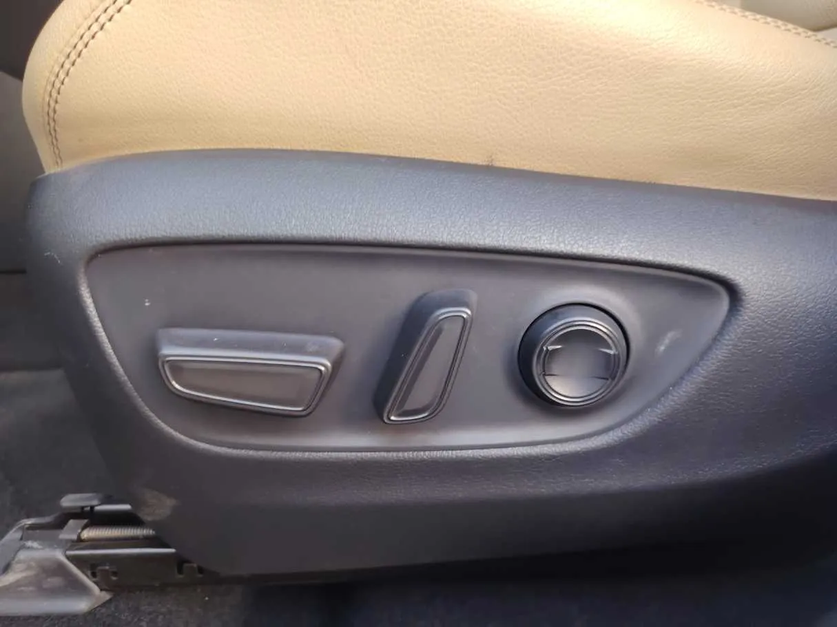Car image 30
