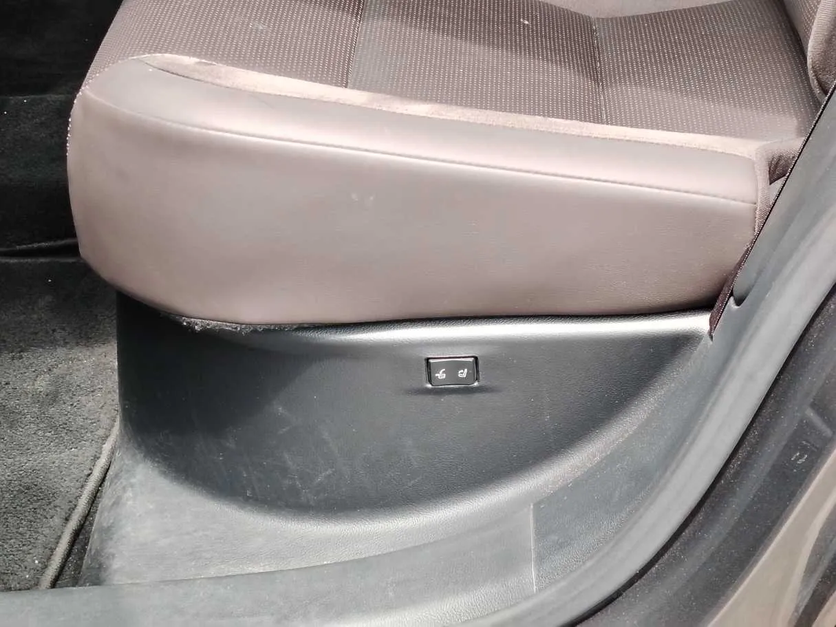 Car image 30