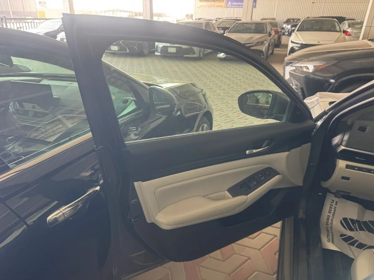 Car image 7