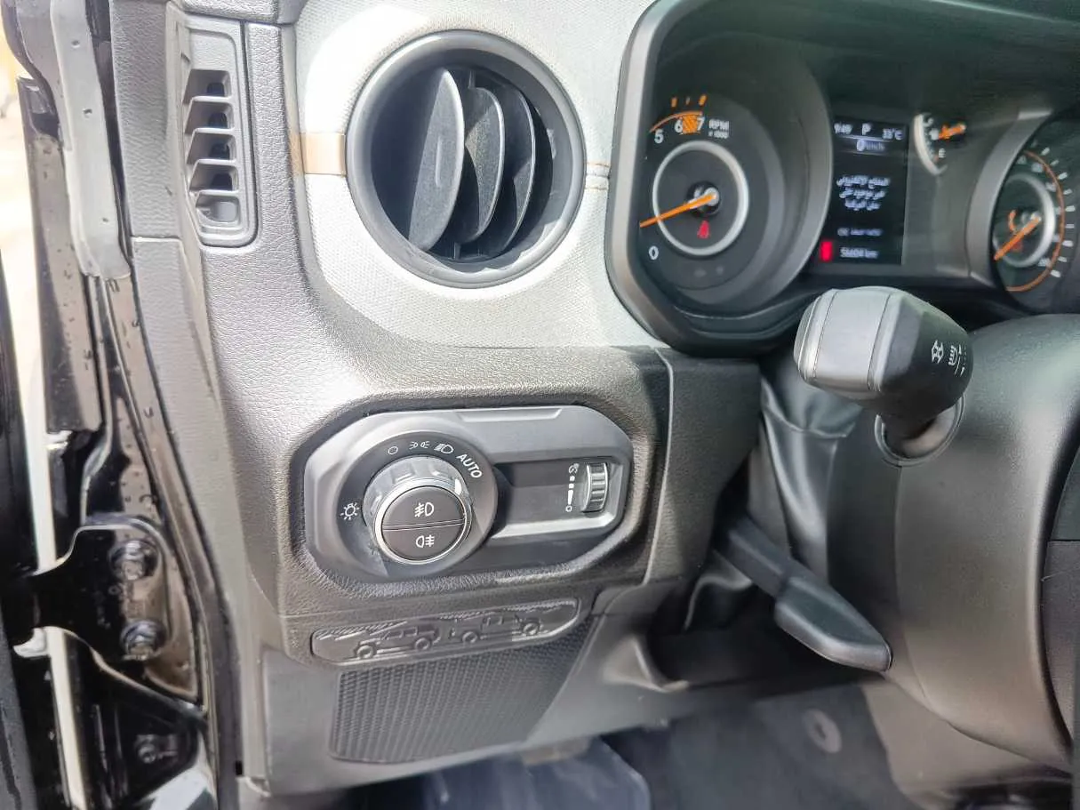 Car image 28
