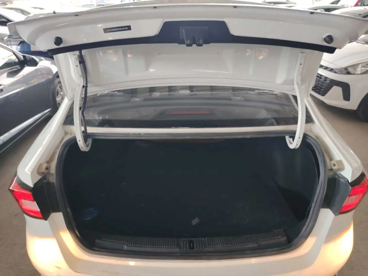 Car image 26