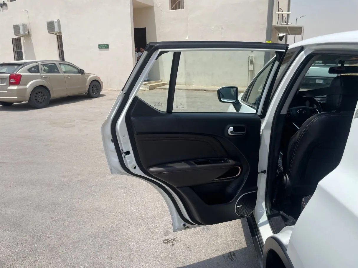 Car image 14