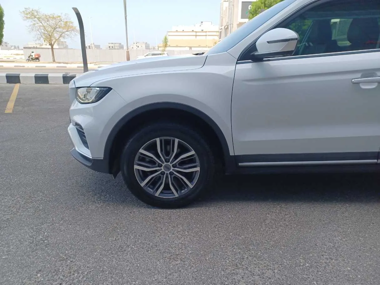 Car image 9