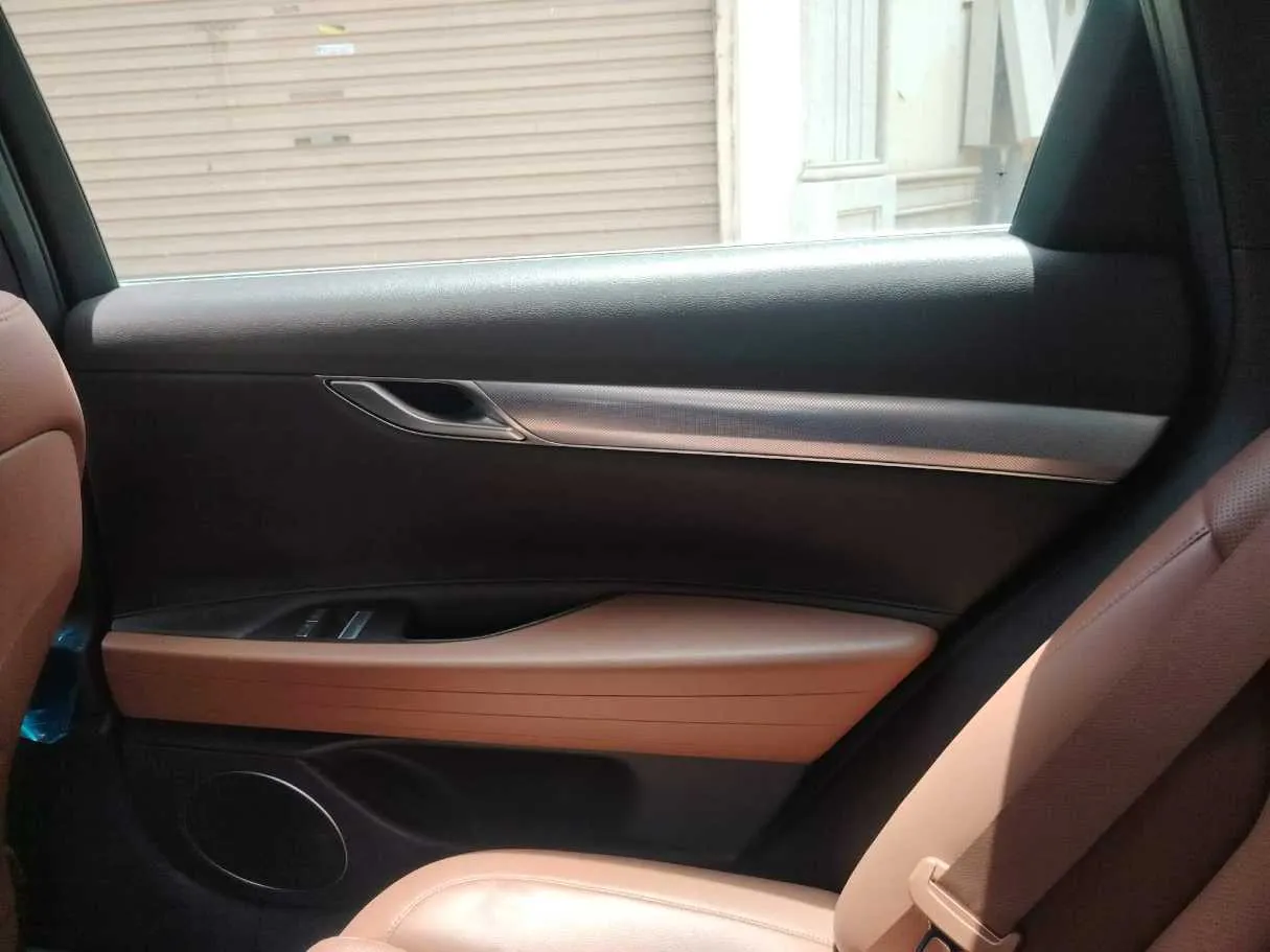 Car image 37