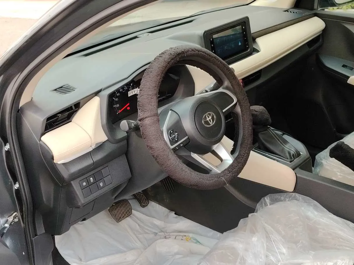 Car image 12