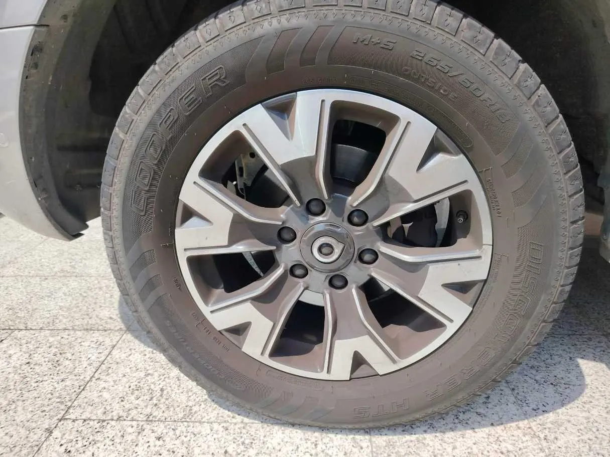 Car image 9