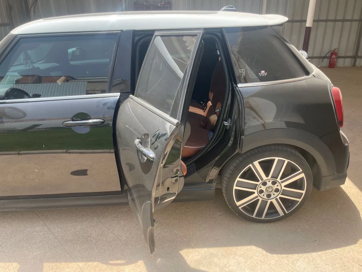 Car image 15
