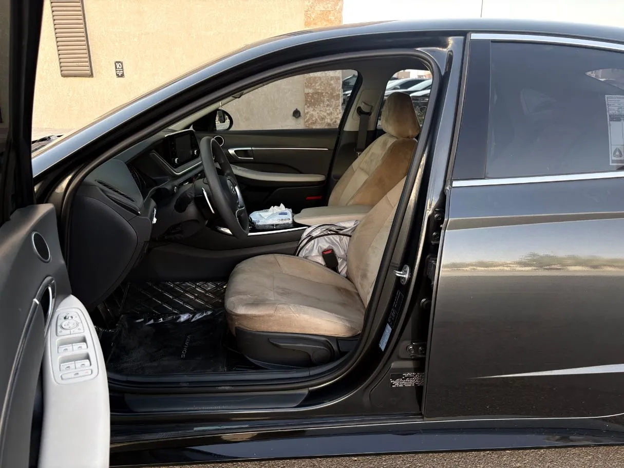 Car image 11