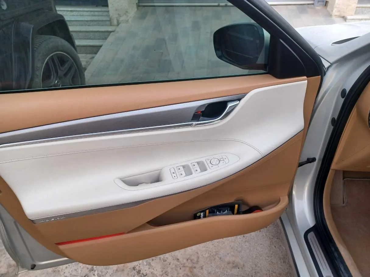 Car image 11