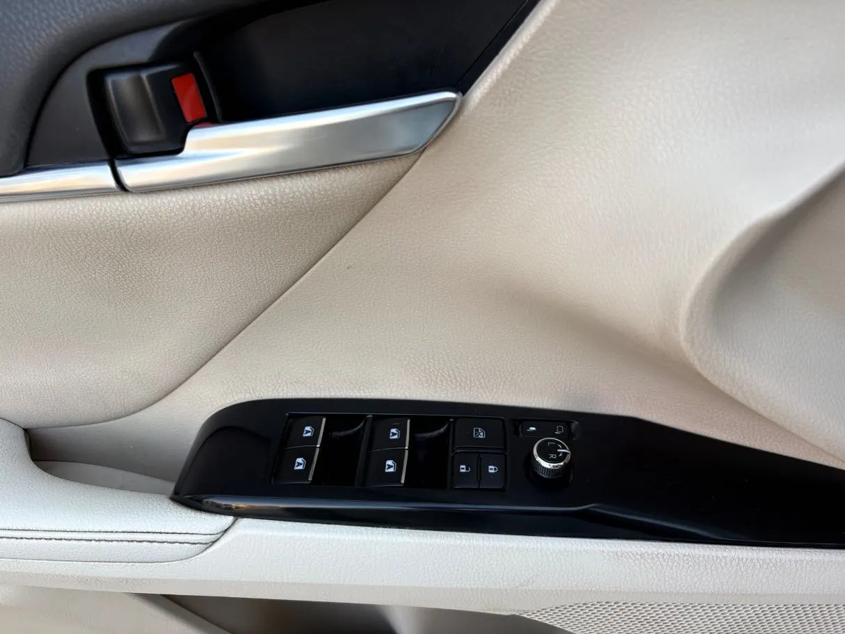 Car image 25