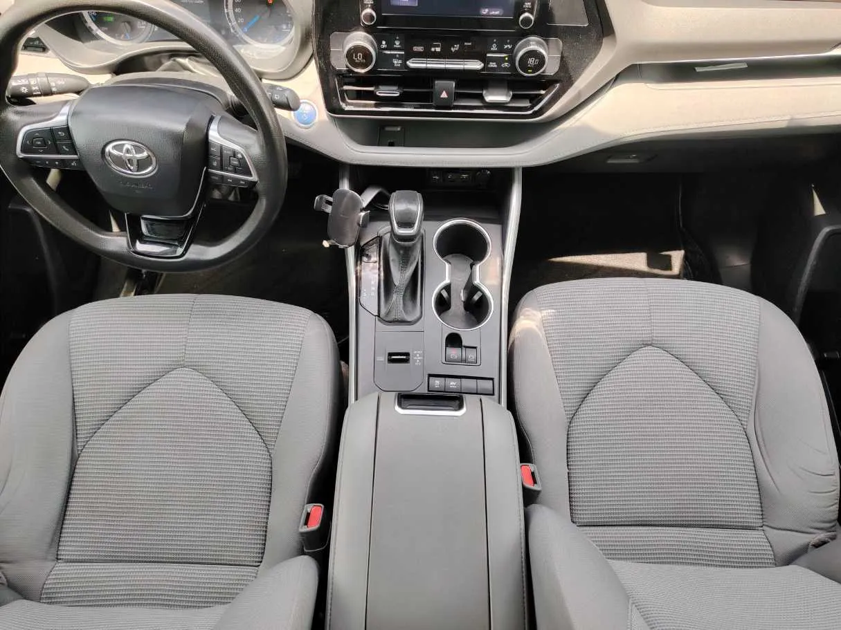 Car image 19