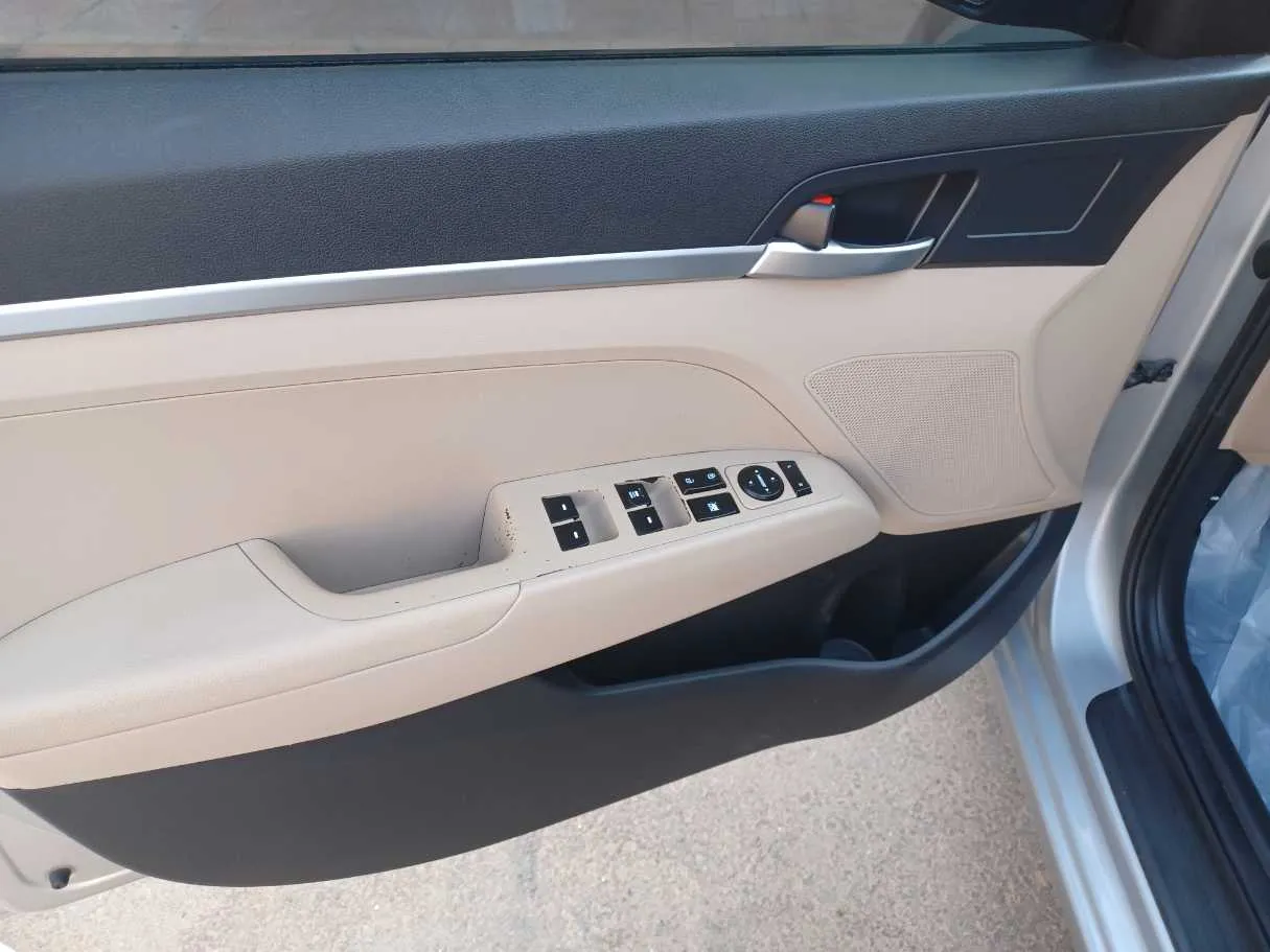 Car image 10