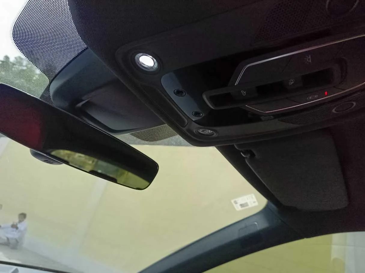Car image 30