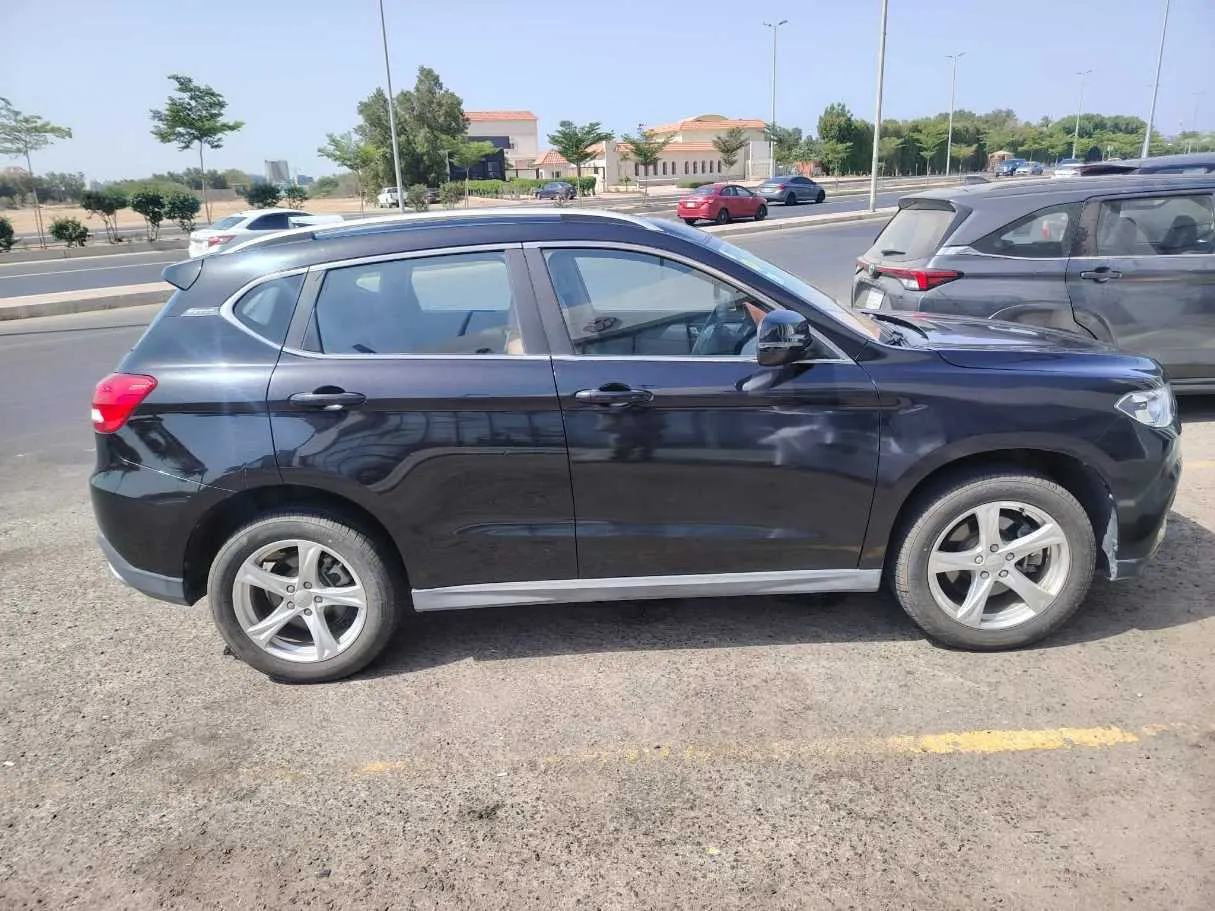 Car image 4