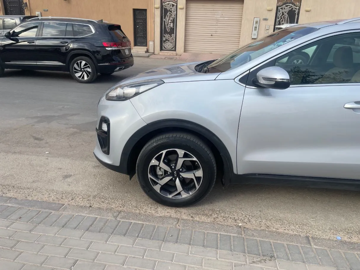 Car image 9
