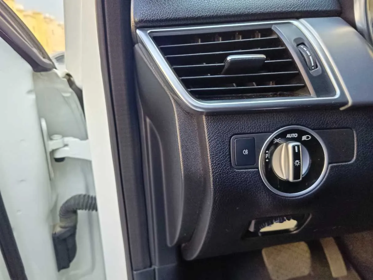 Car image 35