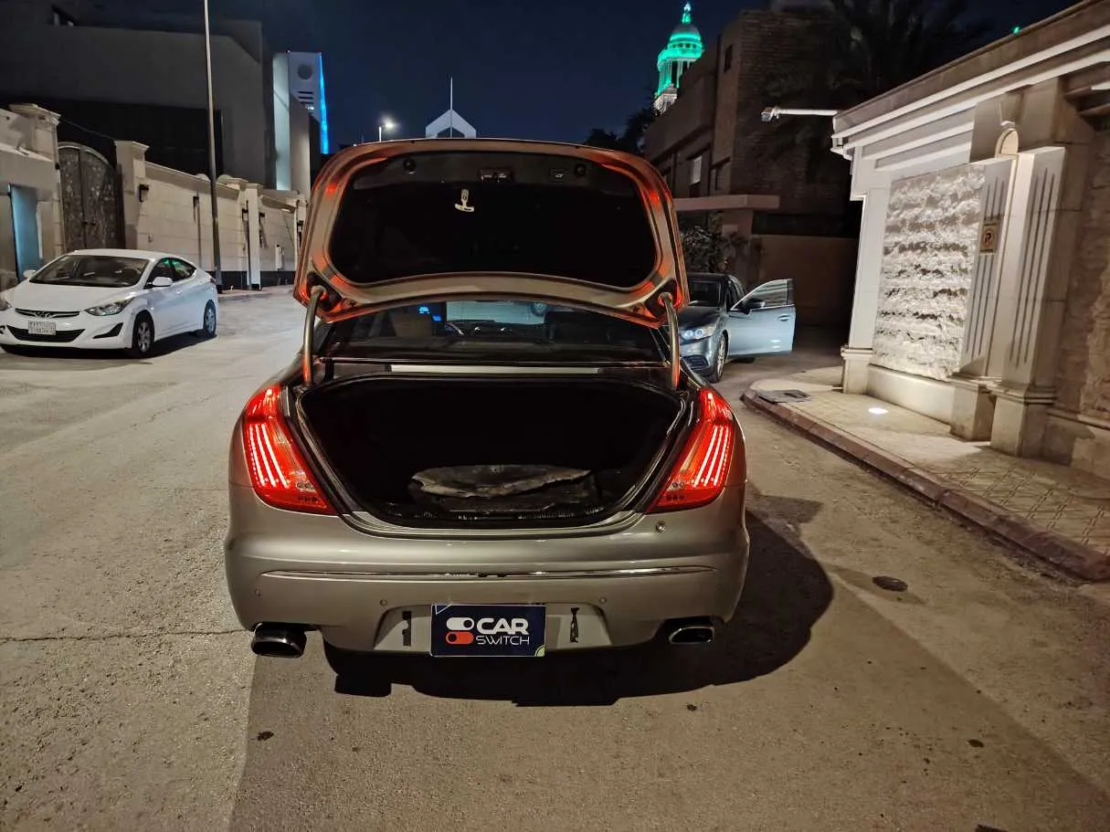 Car image 24
