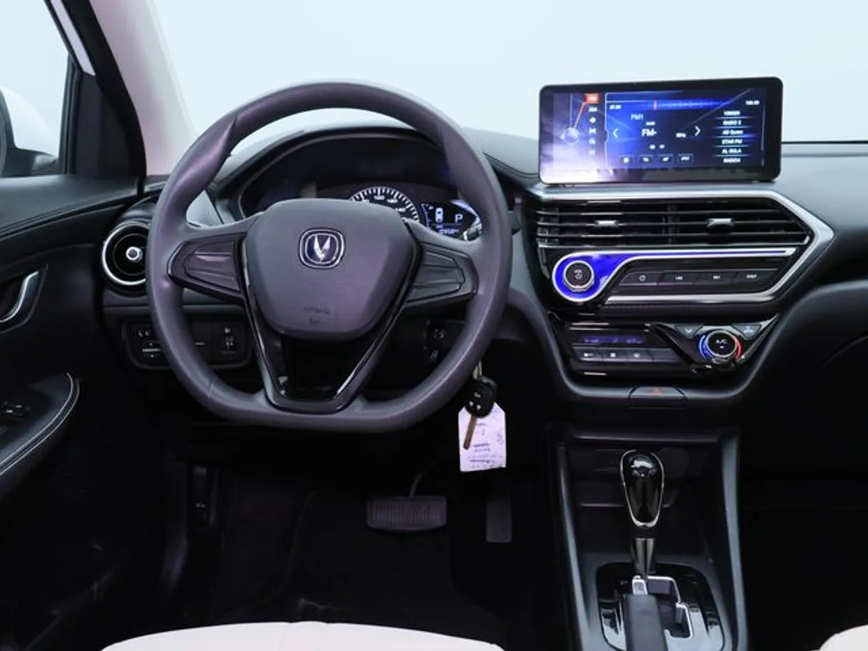 Car image 15