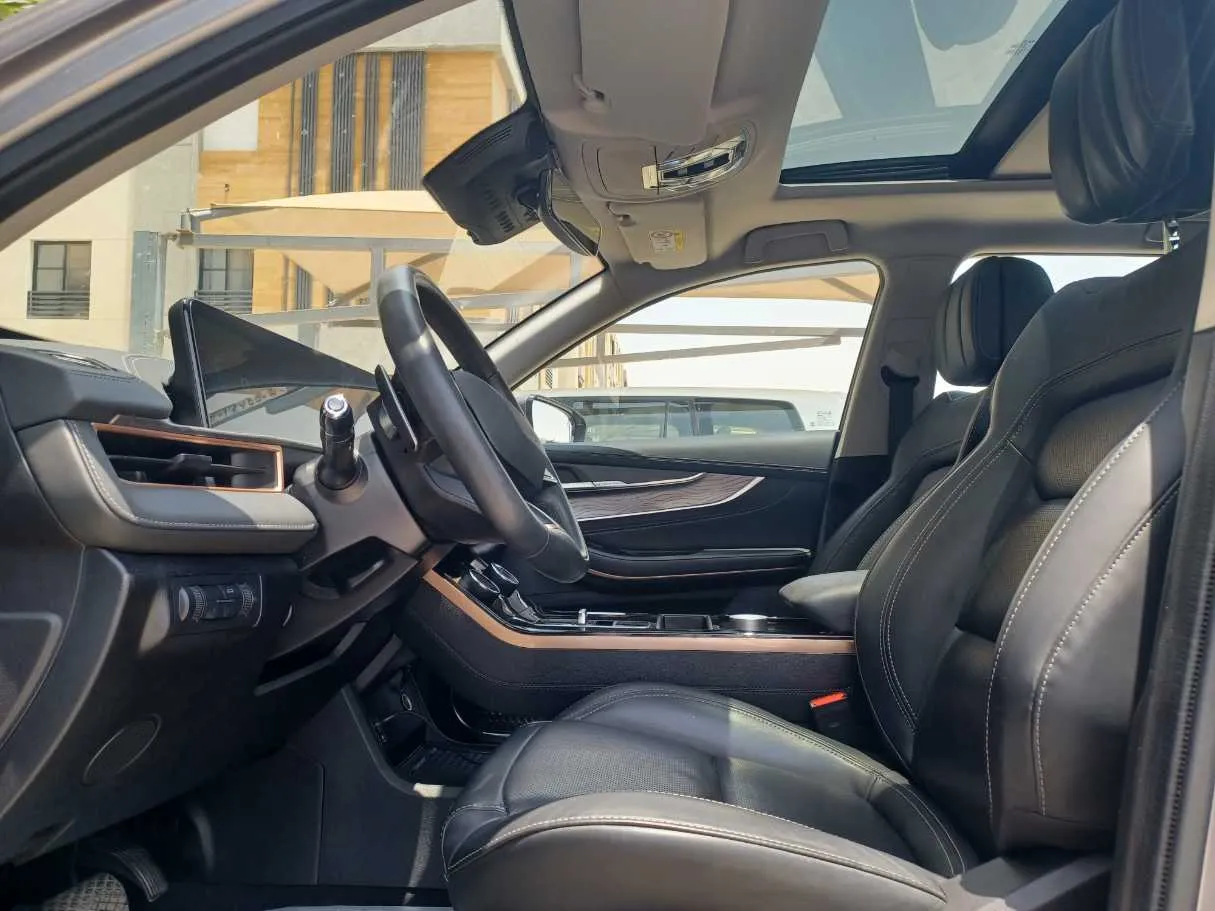Car image 12