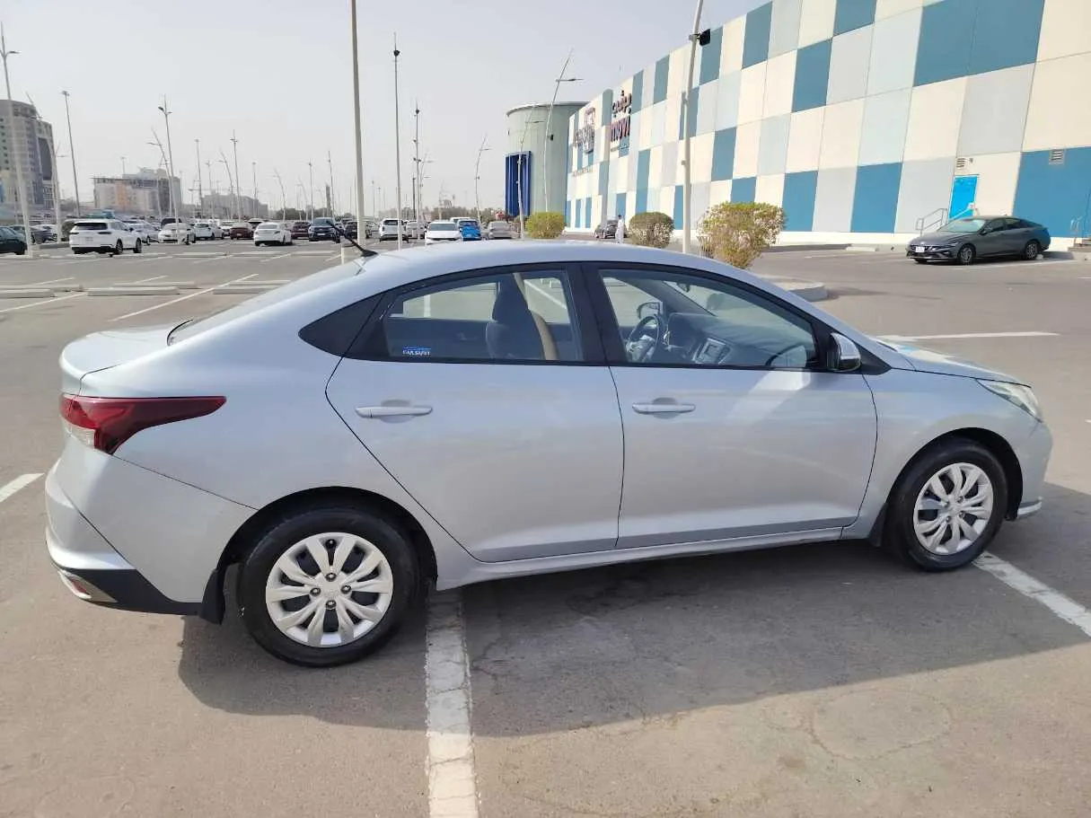 Car image 4