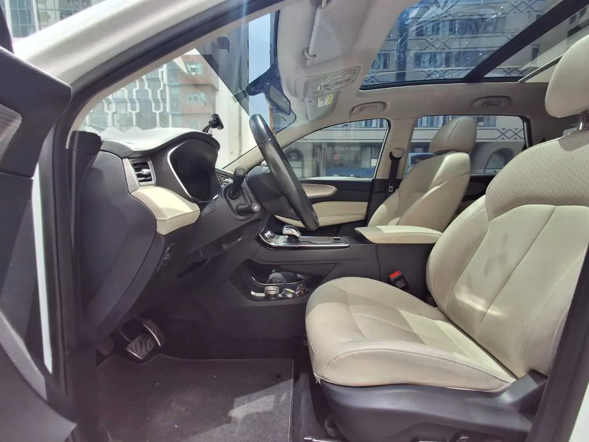 Car image 12