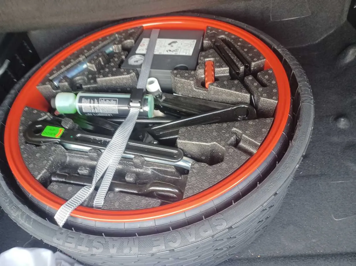 Car image 24