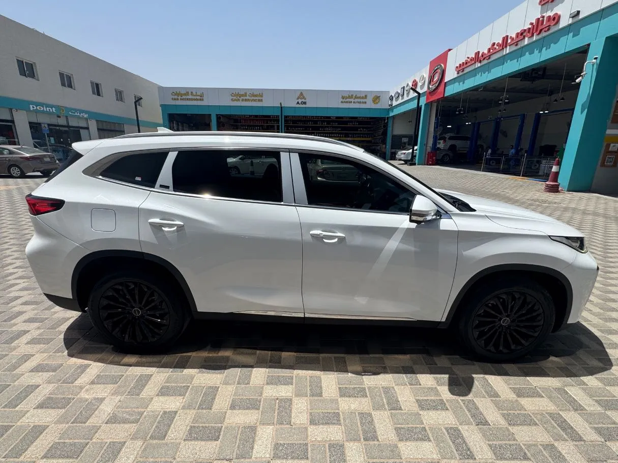 Car image 4
