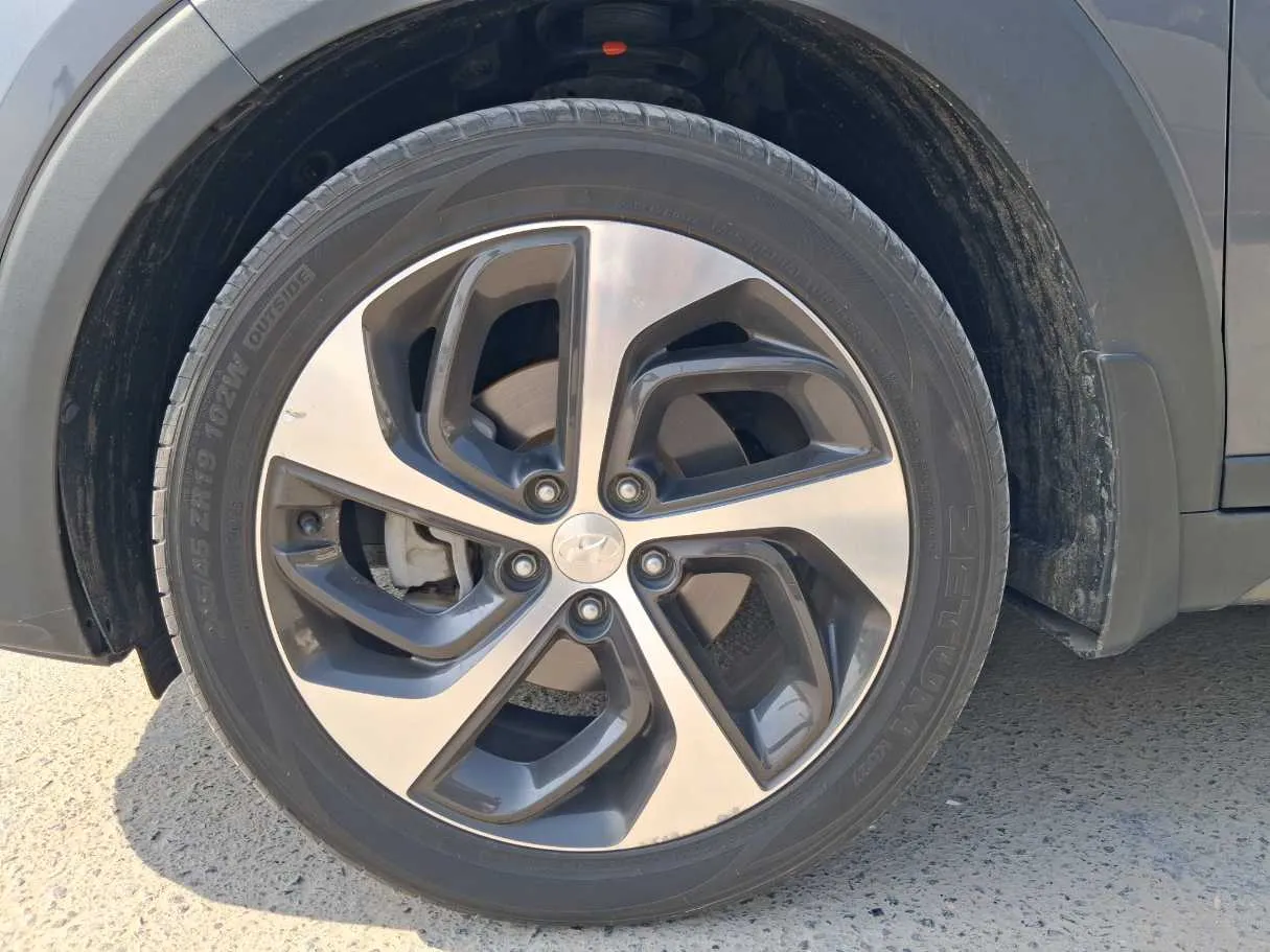 Car image 9