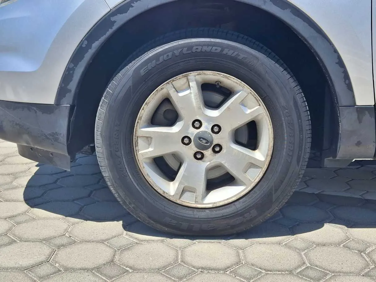 Car image 9