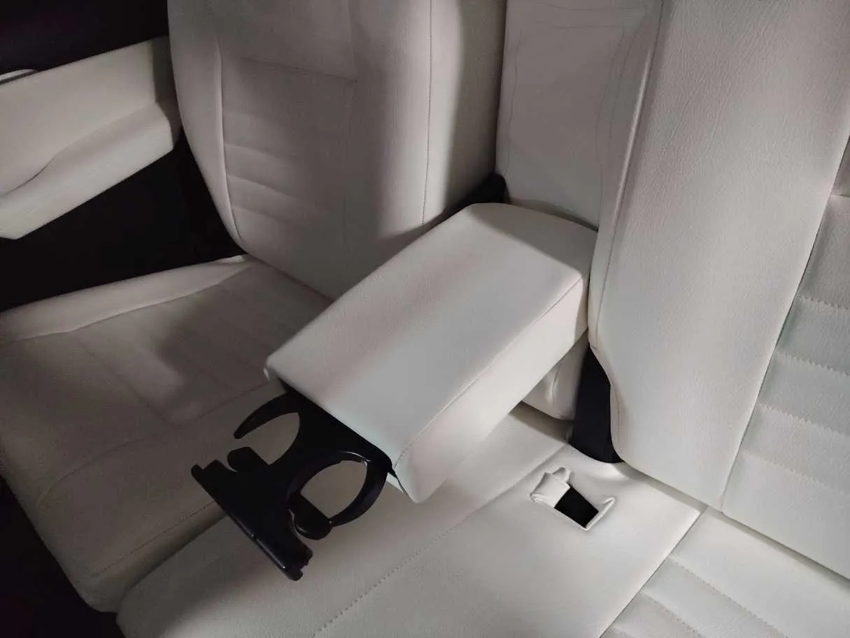 Car image 25