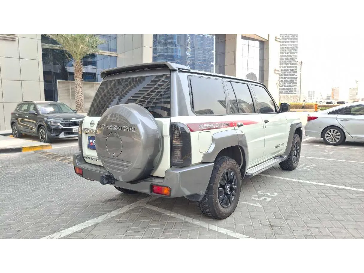 Car image 5