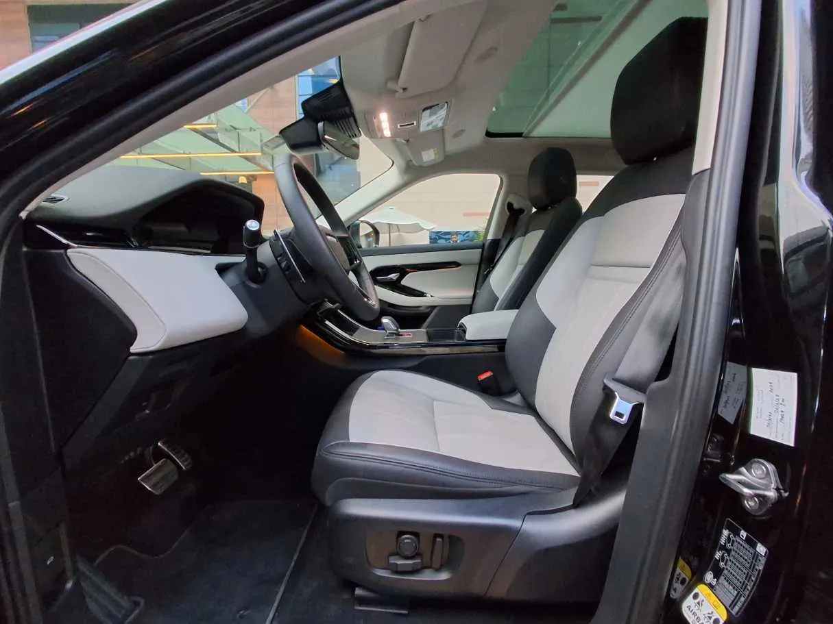 Car image 12