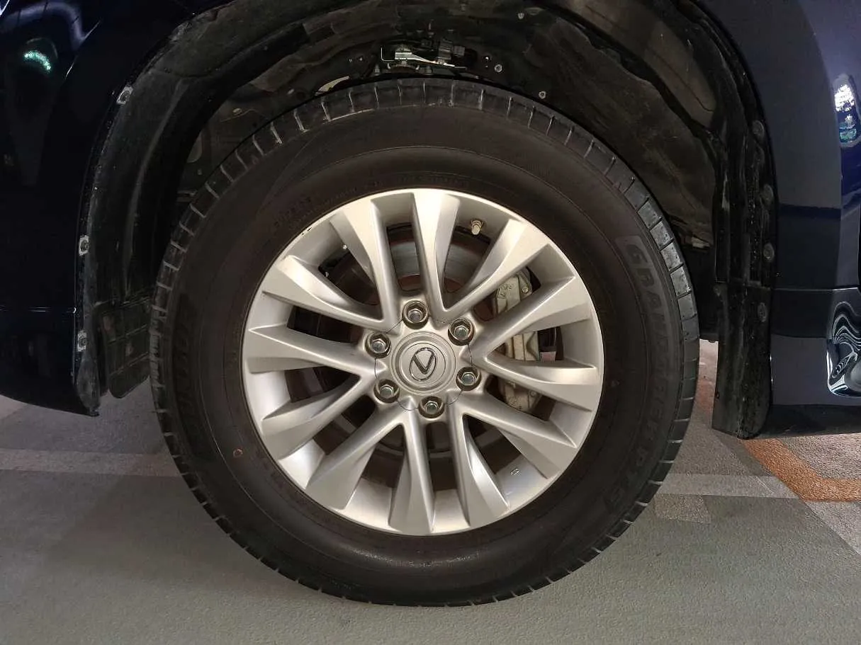 Car image 9