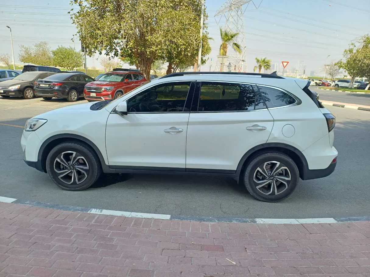 Car image 4