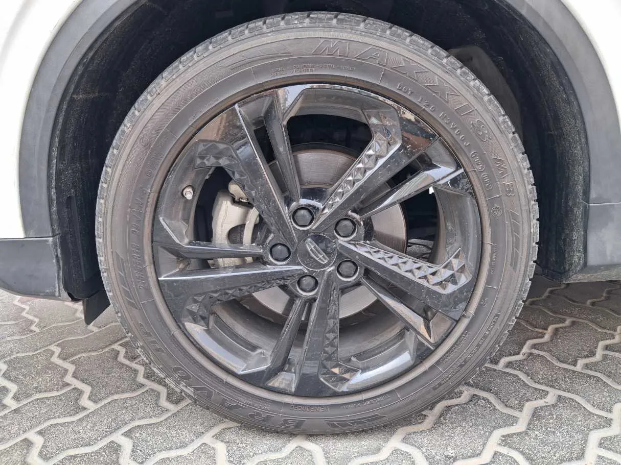Car image 9