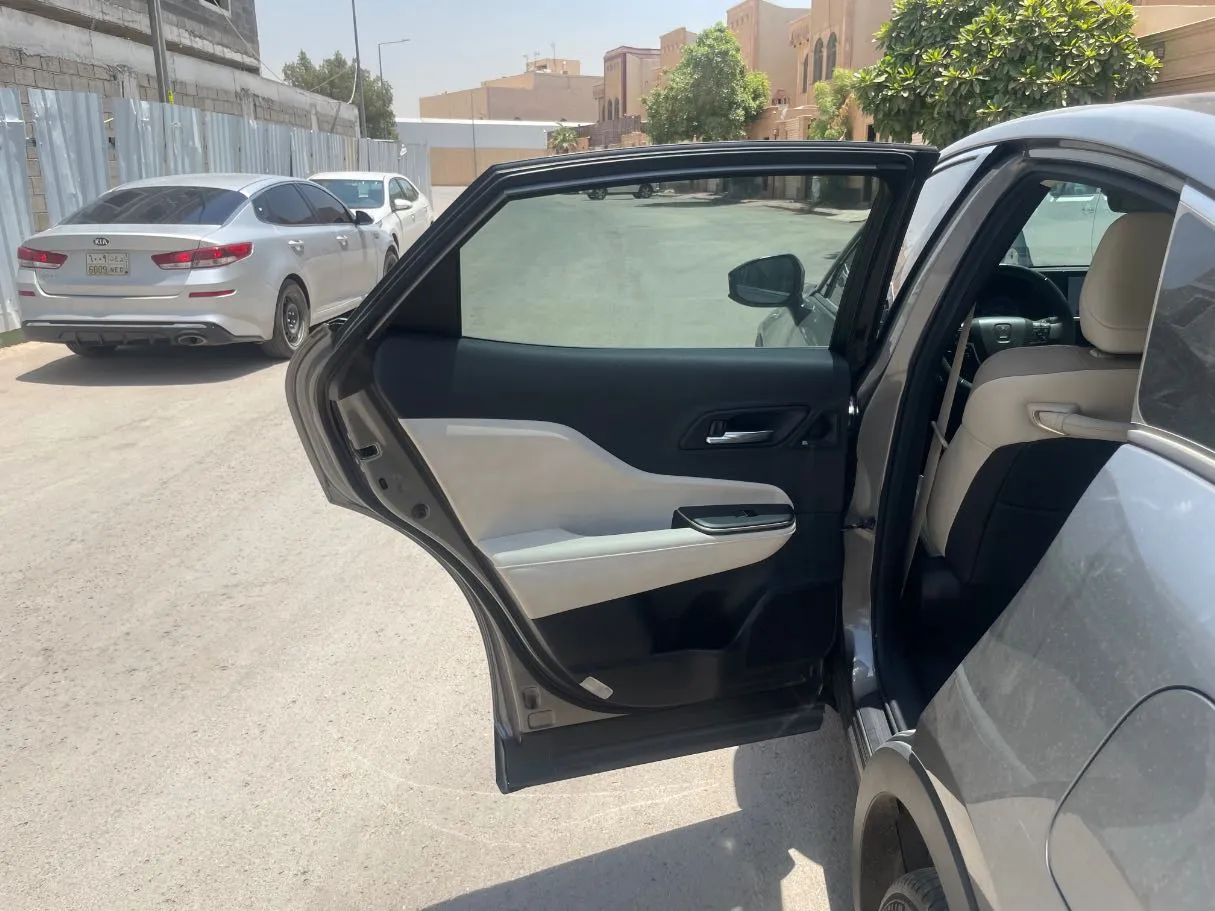 Car image 11