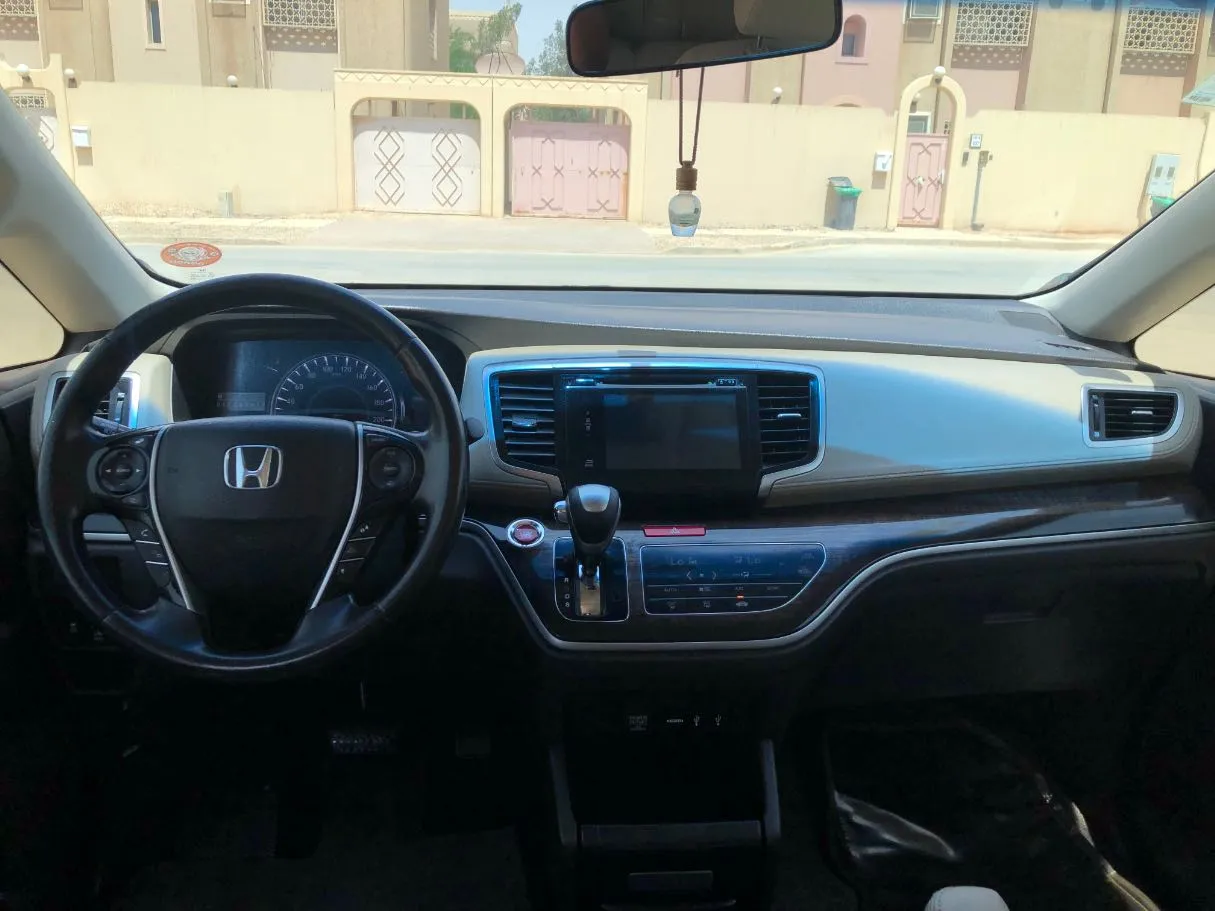 Car image 15
