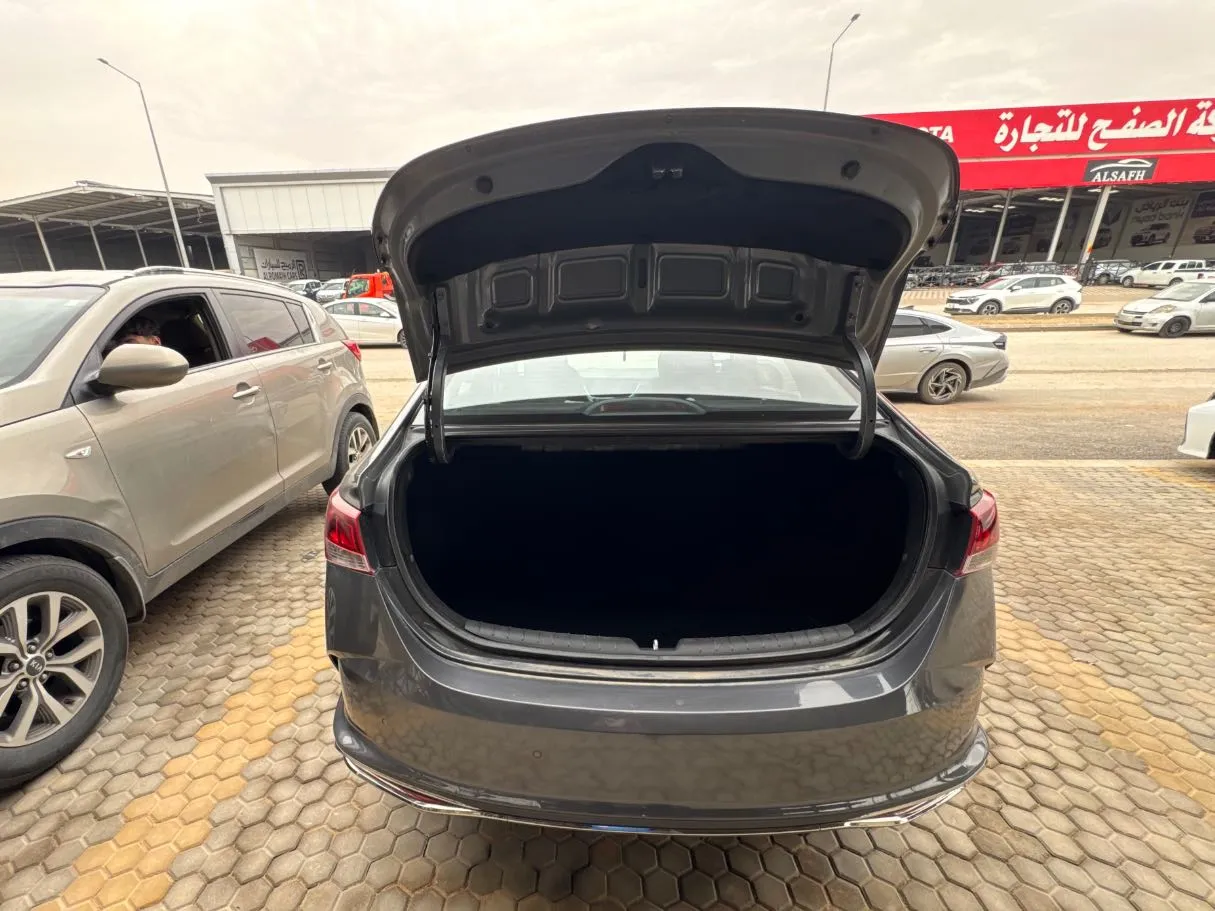 Car image 18