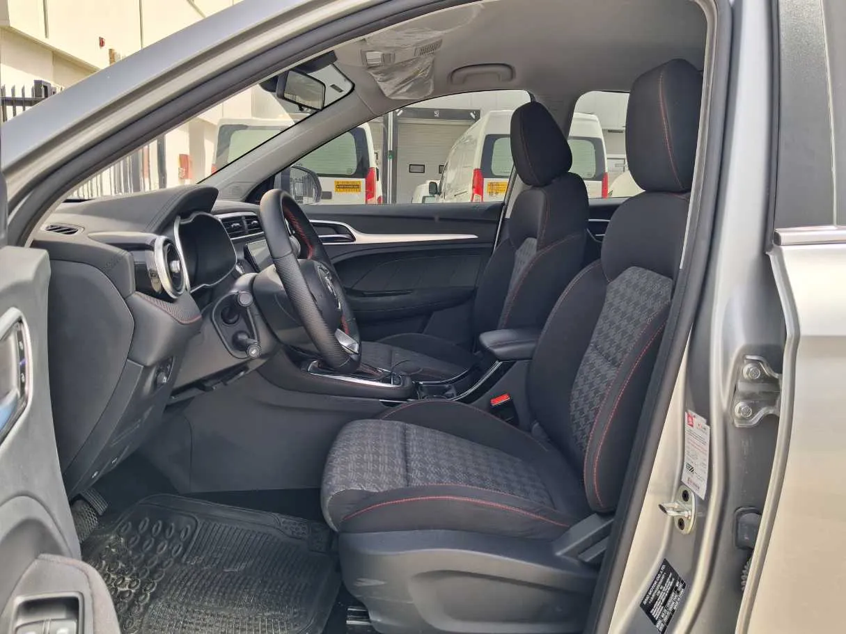 Car image 12