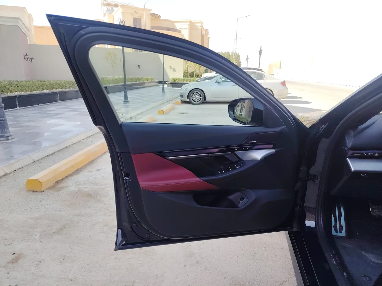 Car image 11