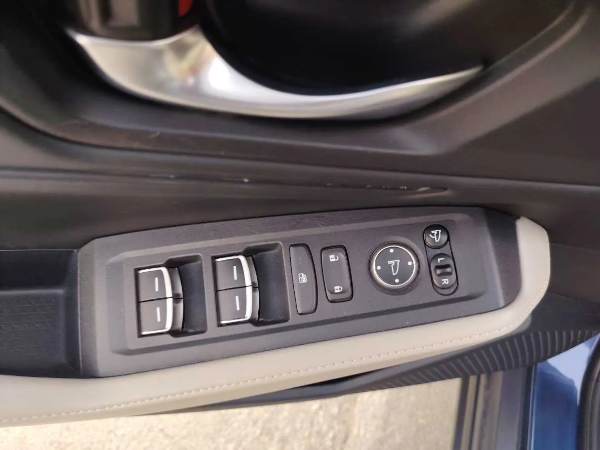 Car image 27