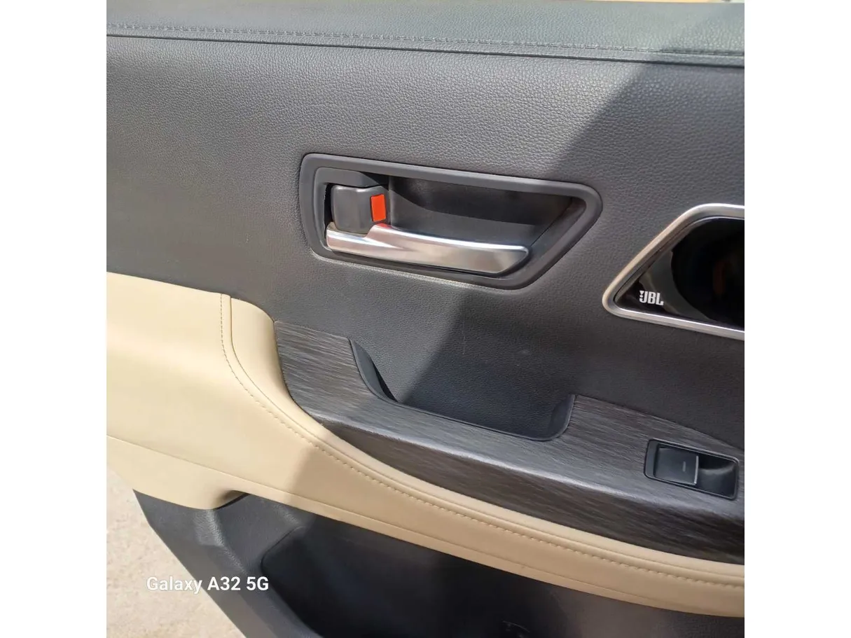 Car image 30