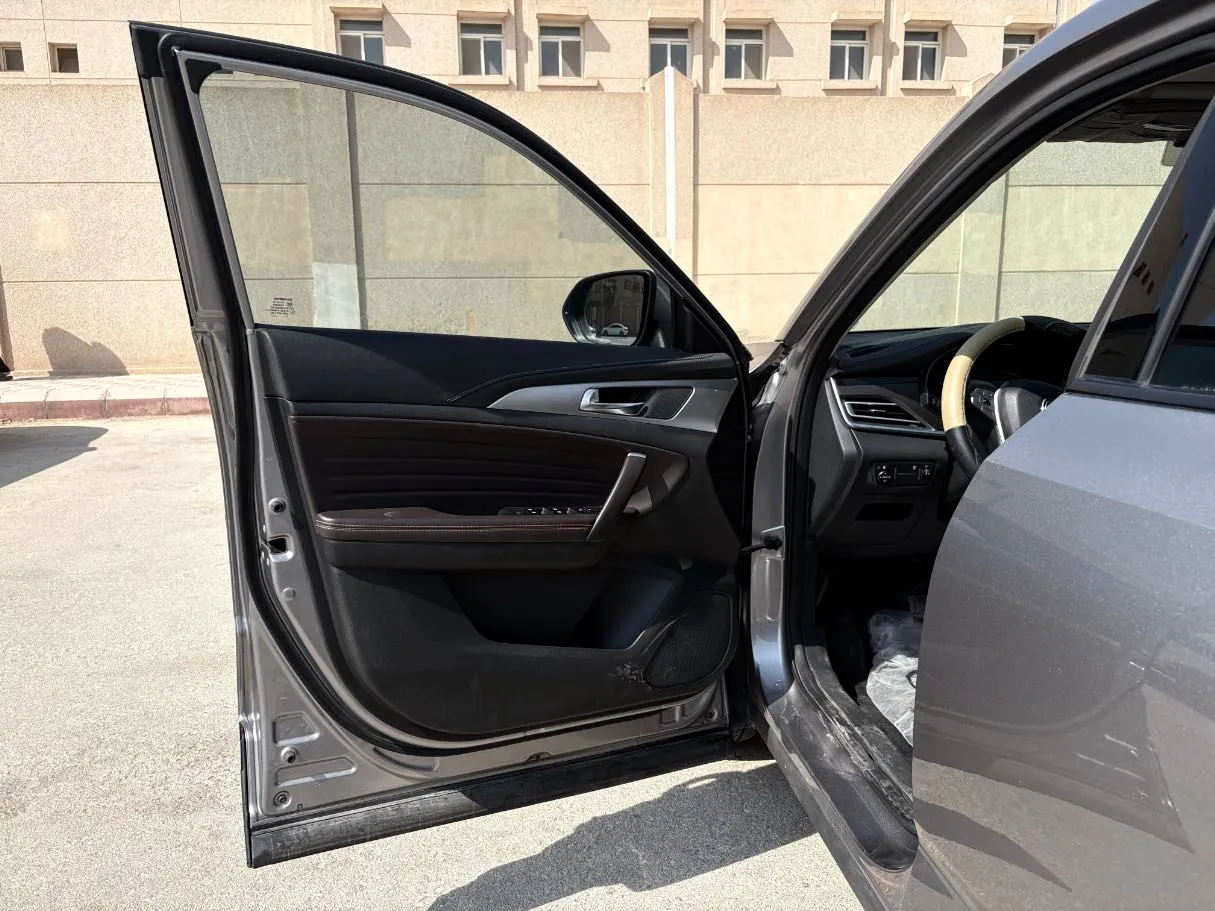 Car image 10