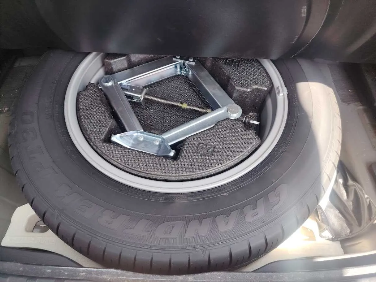 Car image 28