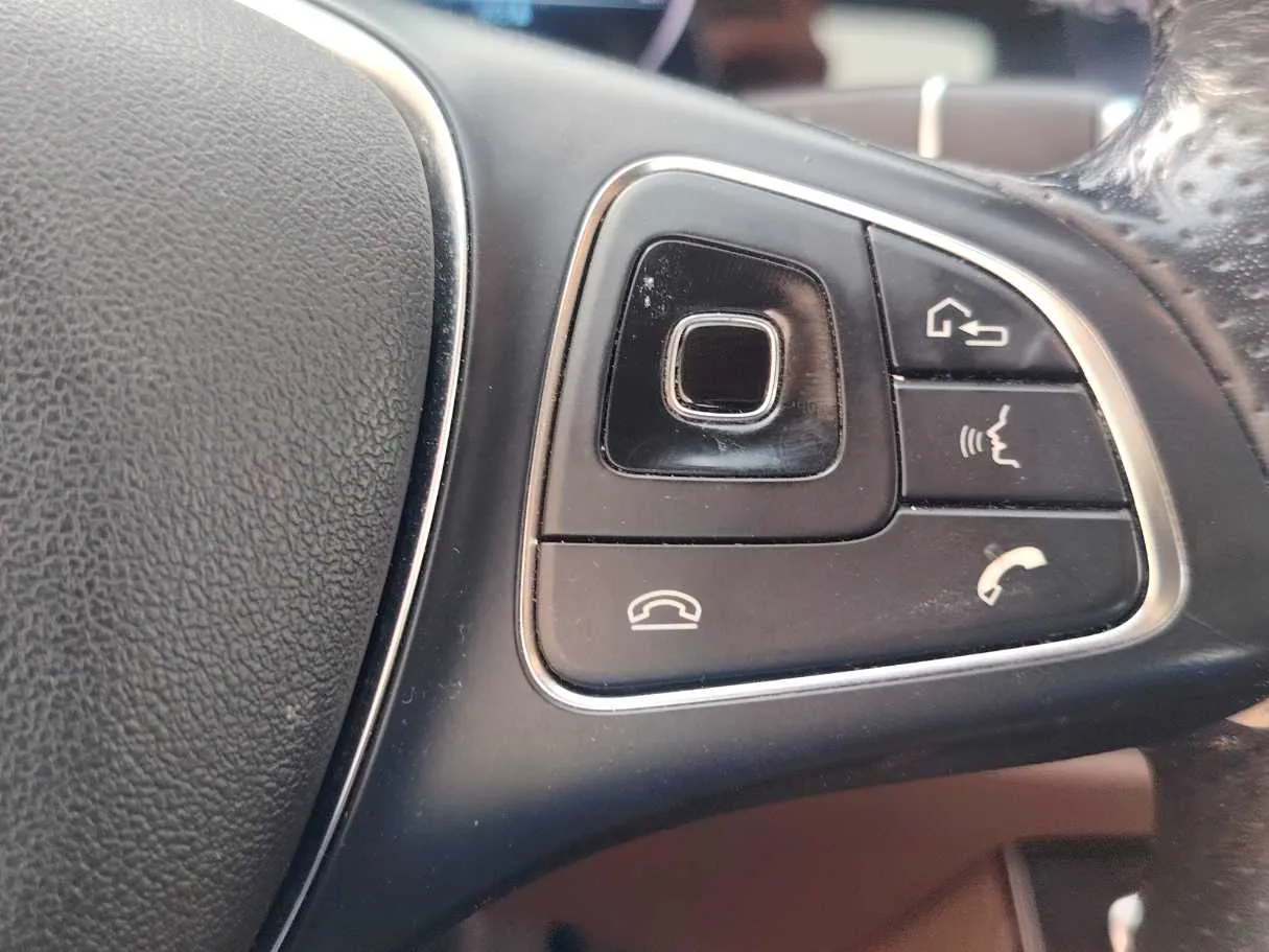 Car image 32