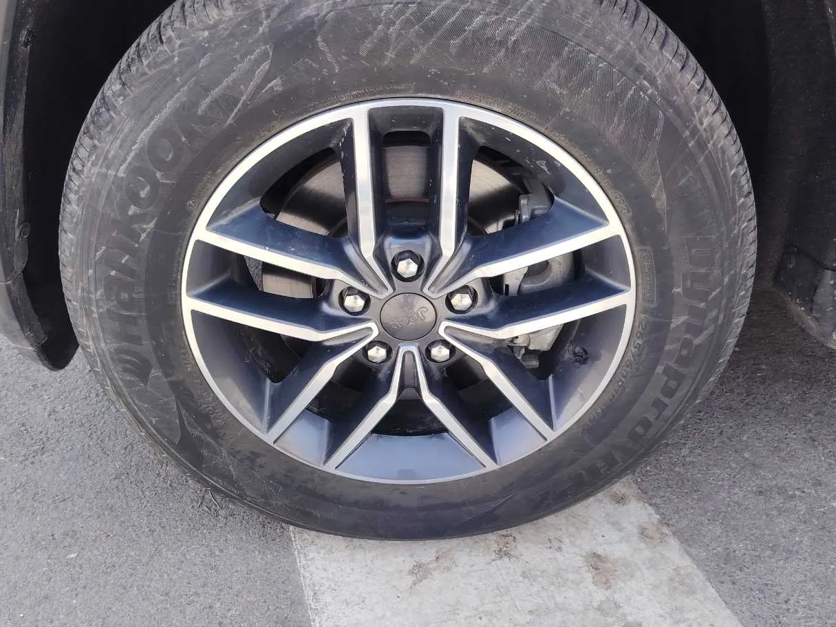 Car image 10