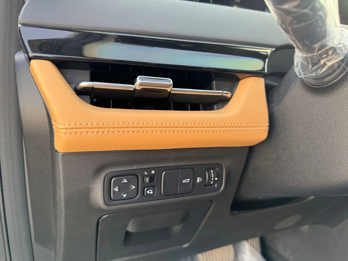 Car image 27